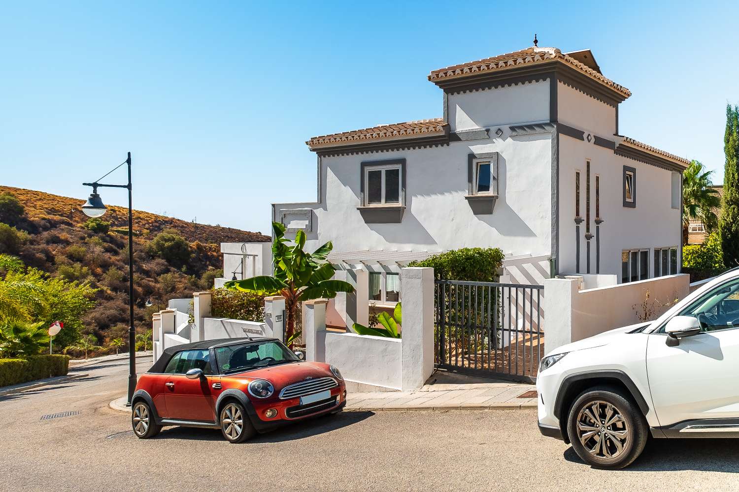 Luxusvilla zum Verkauf El Peñoncillo (Torrox Costa) mit Pool und 2 Gästeapartments.