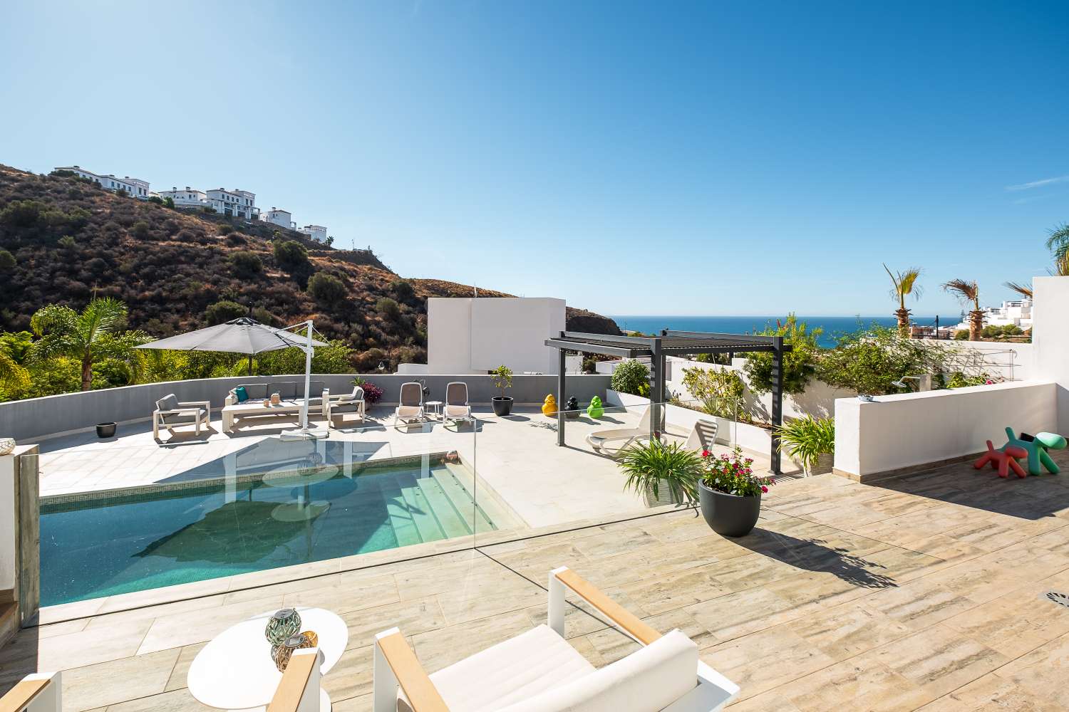 Luxury villa for sale El Peñoncillo (Torrox Costa) with pool and 2 guest apartments.