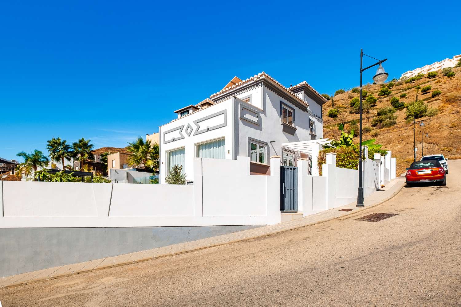 Villa de lujo en venta   El  peñoncillo  ( Torrox costa )  con  piscina  y 2 apartamentos para invitados.