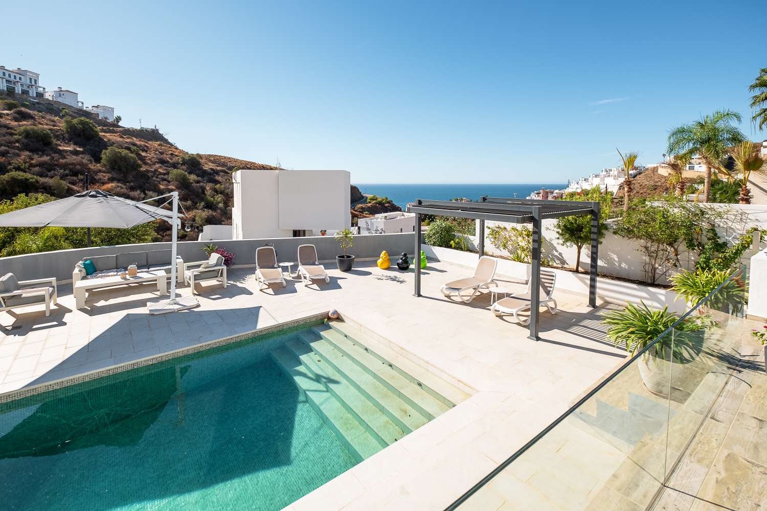 Luxury villa for sale El Peñoncillo (Torrox Costa) with pool and 2 guest apartments.