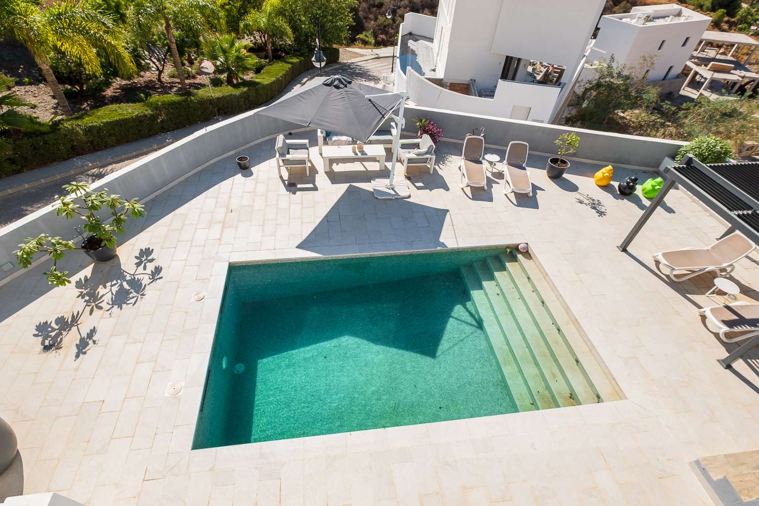 Luxusvilla zum Verkauf El Peñoncillo (Torrox Costa) mit Pool und 2 Gästeapartments.