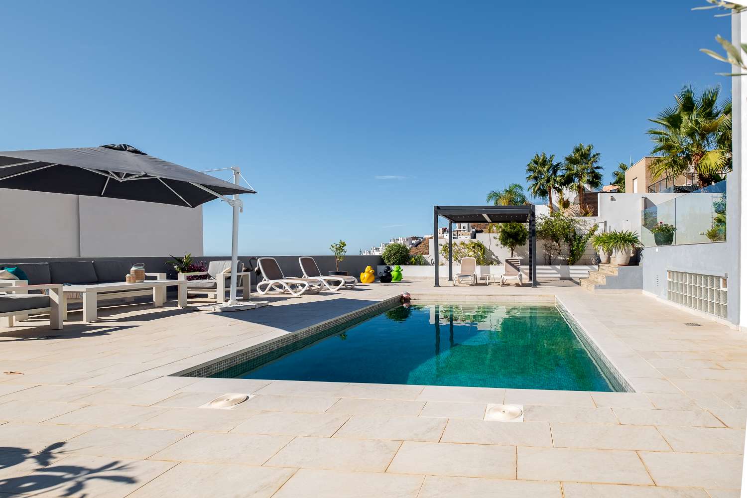 Luxury villa for sale El Peñoncillo (Torrox Costa) with pool and 2 guest apartments.